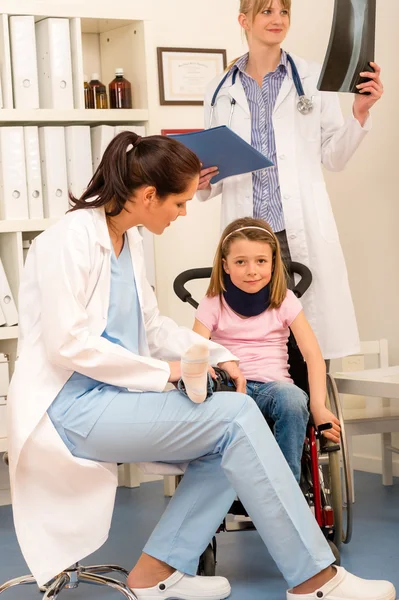 Jeune fille en fauteuil roulant visite médecin — Photo