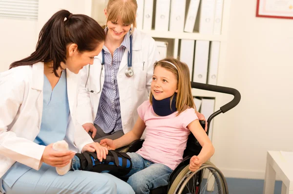 Молодая девушка на инвалидной коляске посетить врача — стоковое фото