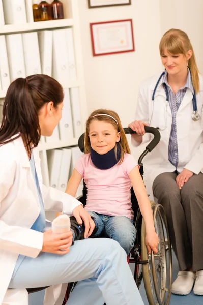 Menina na cadeira de rodas visita médico — Fotografia de Stock