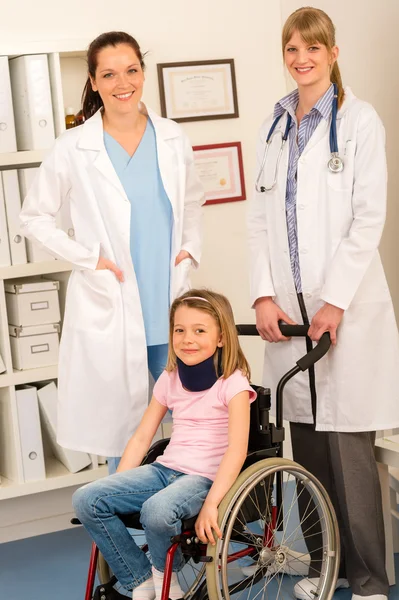 Дівчина на інвалідному візку отримує допомогу лікаря — стокове фото