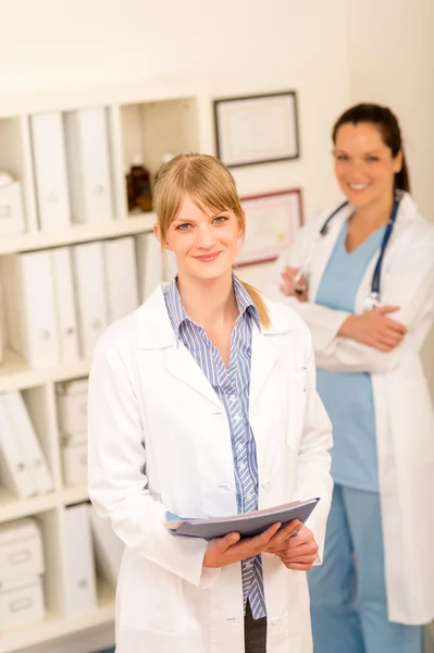Två kvinnliga läkare står vid läkarmottagning — Stockfoto