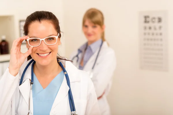 Kobieta lekarz okulista białe okulary — Zdjęcie stockowe