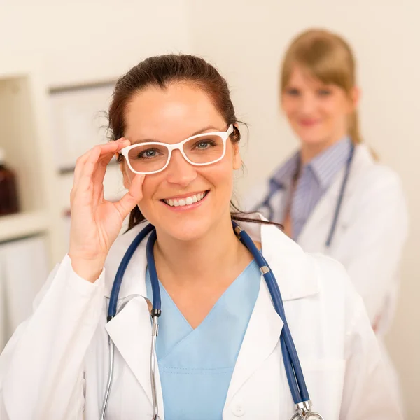 Doktor kadın beyaz gözlük kameraya bakıyor — Stok fotoğraf