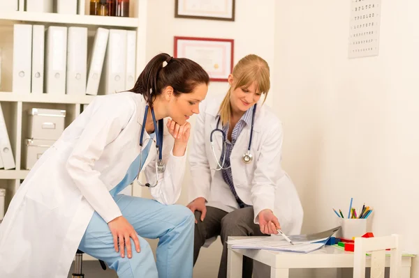 Two female doctor discussing document — Stock Photo, Image