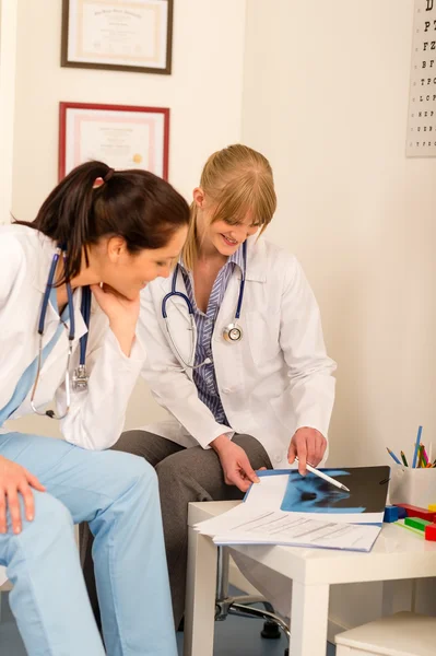 Two female doctor discussing document — Stock Photo, Image