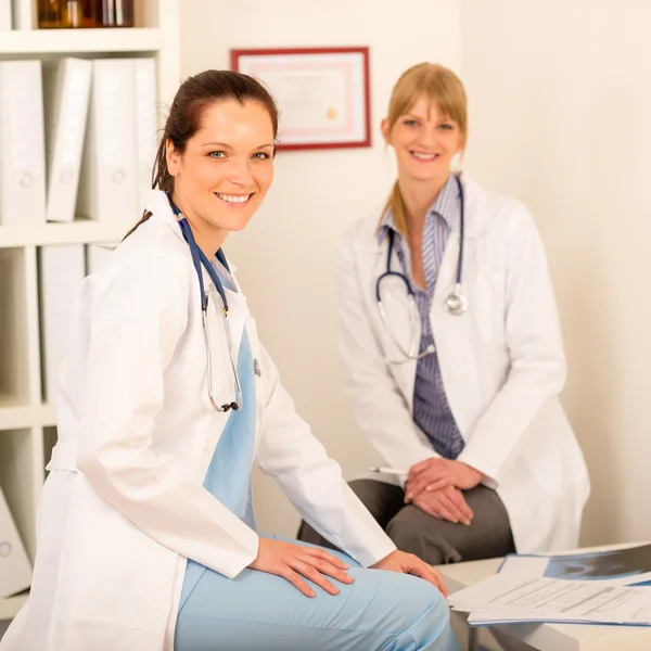 Due medico seduta ambulatorio ufficio femminile — Foto Stock
