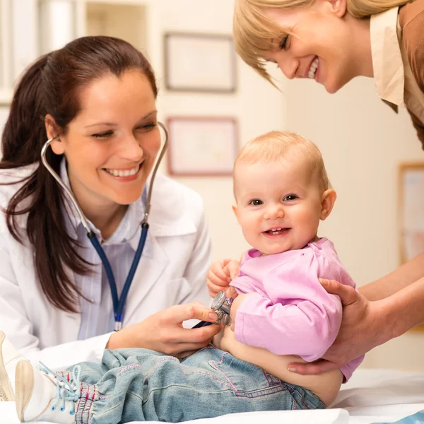 小児科医が聴診器で赤ちゃんを調べる ロイヤリティフリーのストック写真