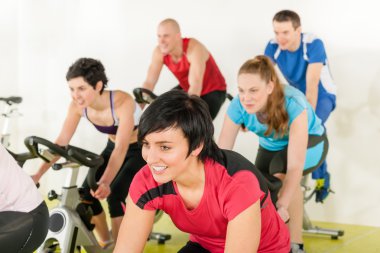 Fitness grup spor bisiklet üzerinde