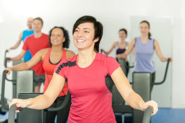 Mulher sorridente no treino de ginástica de classe de fitness — Fotografia de Stock