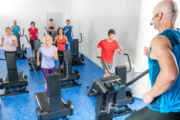Classe di giovani adulti con fitness trainer — Foto Stock