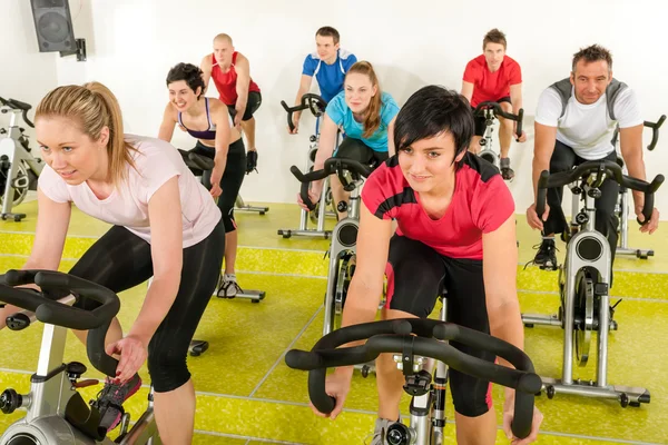 Spinning-Kurs im Fitnesscenter — Stockfoto