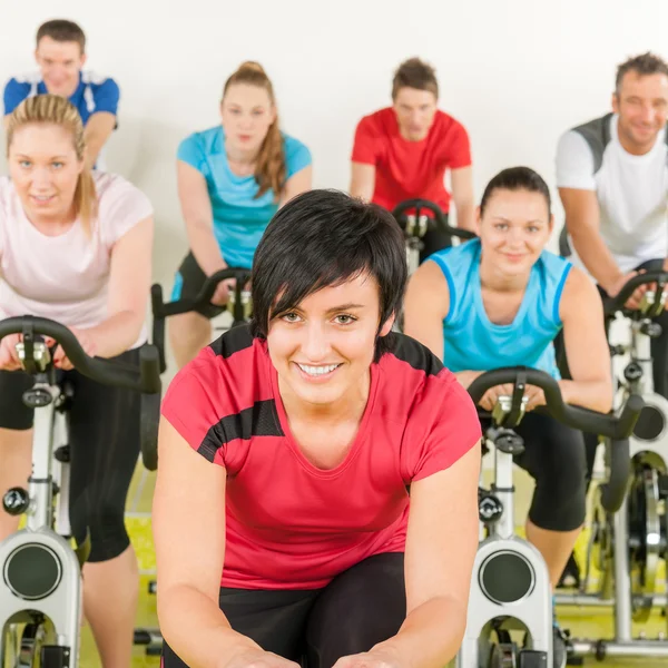 Fitness grup spor bisiklet üzerinde — Stok fotoğraf