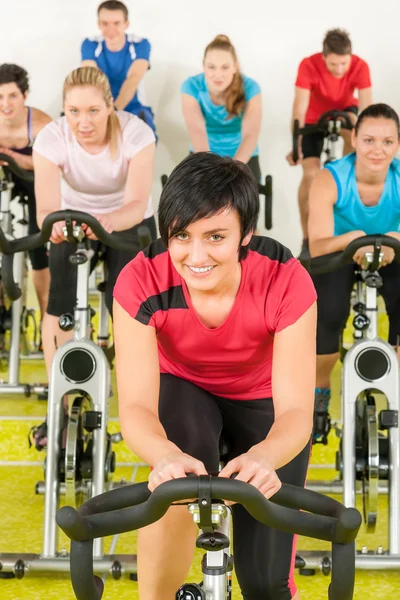Spinning-Klasse Sport im Fitnessstudio — Stockfoto