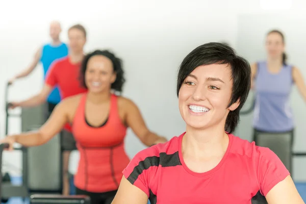 Mujer sonriente en clase de fitness gimnasio entrenamiento Imagen de archivo