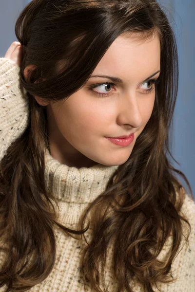 Bruna donna in maglione beige guardando da parte — Foto Stock