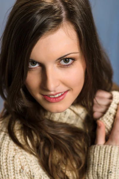 베이지색 스웨터에 웃는 겨울 갈색 머리 여자 — 스톡 사진