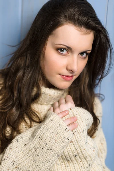 Zimní bruneta žena v béžové svetru — Stock fotografie