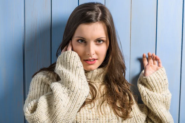베이지색 스웨터에서 겨울 갈색 머리 여자 — 스톡 사진
