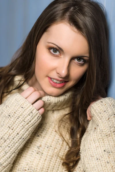Lachende winter brunette vrouw in beige trui — Stockfoto
