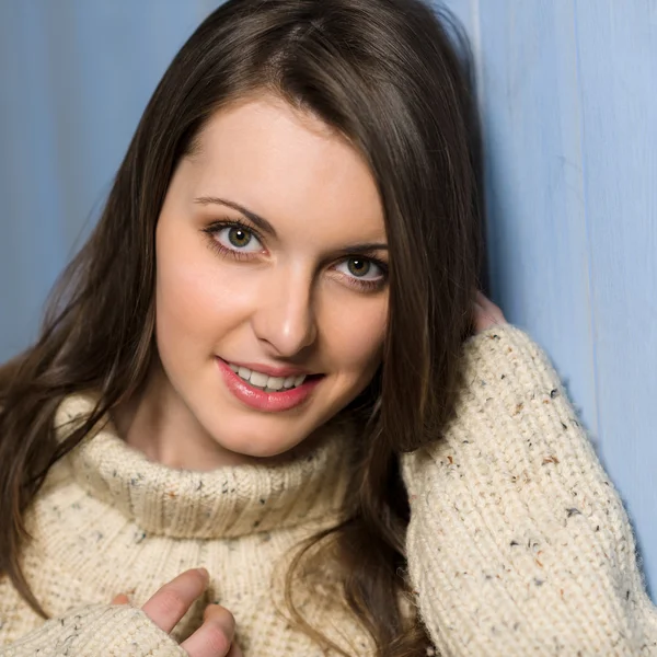 Usmívající se zimní bruneta žena v béžové svetru — Stock fotografie