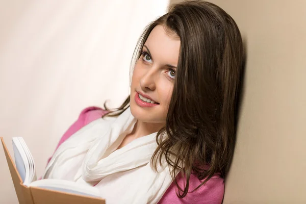 Junge Studentin Mädchen mit Buch rosa Kleidung — Stockfoto