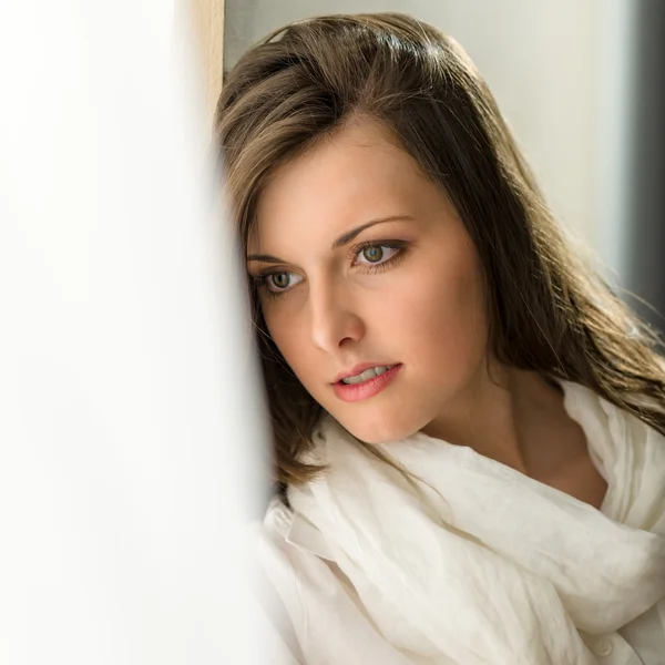 Thoughtful brunette woman looking out of window — Stock Photo, Image