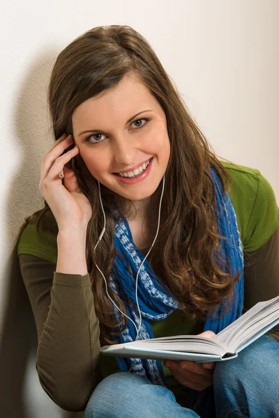 Estudante adolescente segurar livro ouvir música — Fotografia de Stock