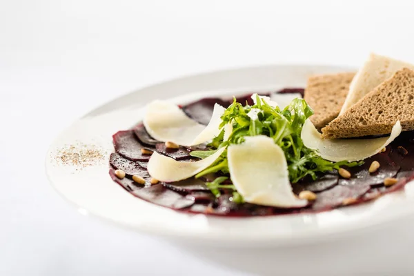 Vegetarische carpaccio met rode biet, noten en toast — Stockfoto