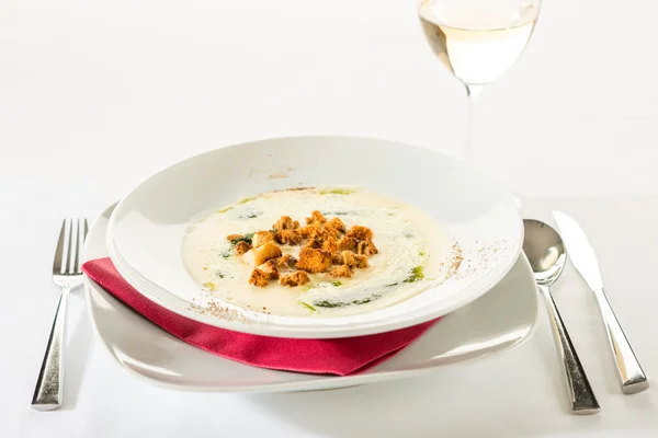 Сливочный суп с чесноком, шпинатом и гренками — стоковое фото