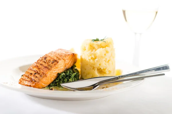 Salmon steak with spinach and mashed potatoes — Stock Photo, Image