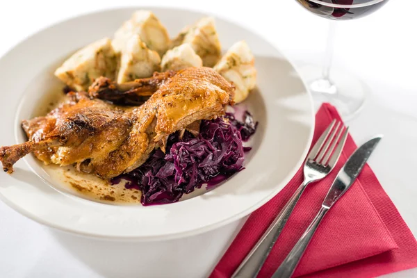 Stekt anka med kål och dumpling — Stockfoto