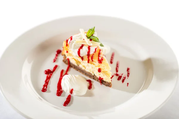 Delicious cheesecake with raspberry sauce — Stock Photo, Image