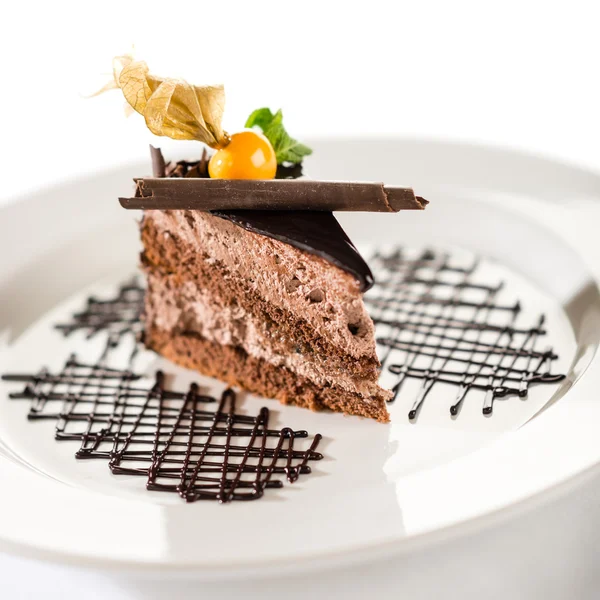 Leckerer Schokoladenkuchen mit Physalis — Stockfoto