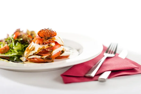 Frischer und köstlicher Caprese-Salat mit Tomaten — Stockfoto