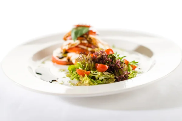 Salada Caprese fresca e deliciosa com tomate — Fotografia de Stock