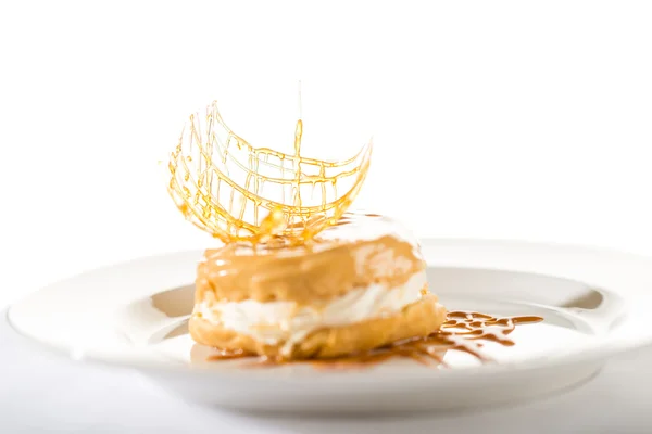 Läckra krämig dessert med karamell toppning — Stockfoto