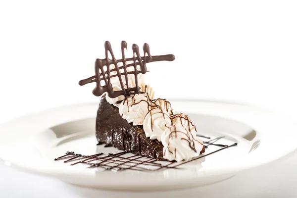 Sacher tortát tejszínhabbal és csokoládé — Stock Fotó