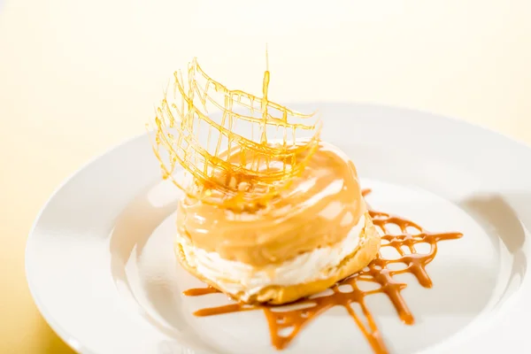 Leckeres cremiges Dessert mit Karamell-Topping — Stockfoto