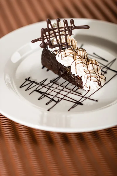 Sachertårta med vispad grädde och choklad — Stockfoto