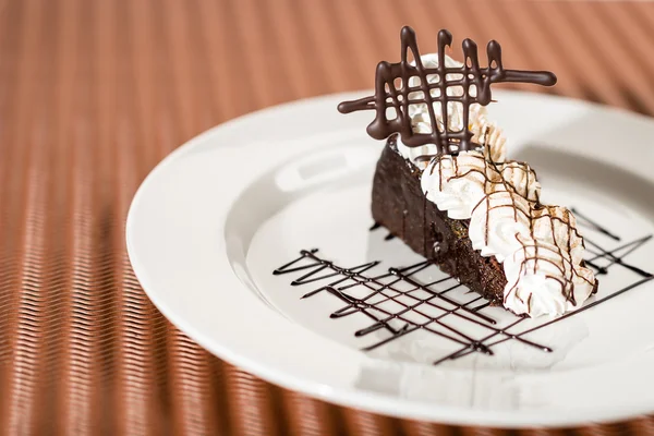 Gâteau au sacher avec crème fouettée et chocolat — Photo