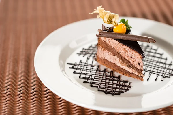 Finom csokoládé torta physalis — Stock Fotó