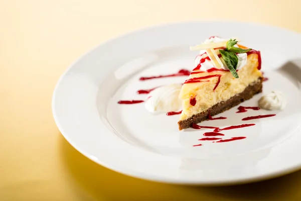 Delicioso pastel de queso con salsa de frambuesa —  Fotos de Stock