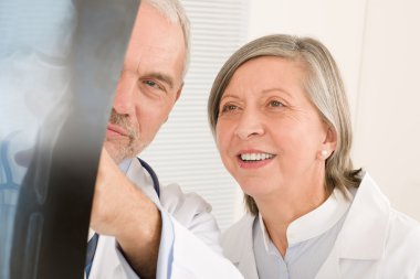Tıbbi ekip kıdemli Doktor Röntgen bak