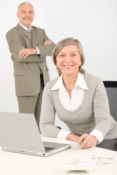 Senior-Geschäftsleute im Büro arbeiten am Computer — Stockfoto