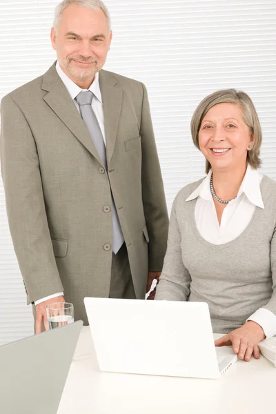 Senior gelukkig zakenmensen werken op de computer — Stockfoto