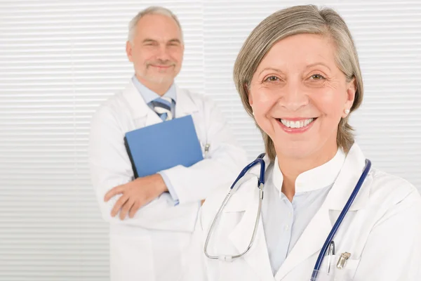 Läkare team seniorer leende innehålla mappar — Stockfoto
