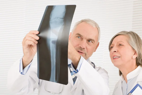 Medicinska team senior läkare titta på röntgen — Stockfoto