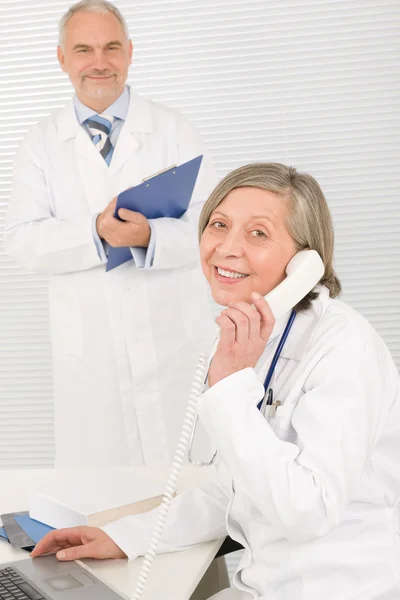 의료 팀 수석 여성 전화 남성 동료 — 스톡 사진