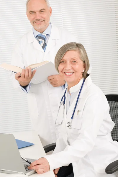 Medicinska team läkare av skrivbord arbetsdator — Stockfoto