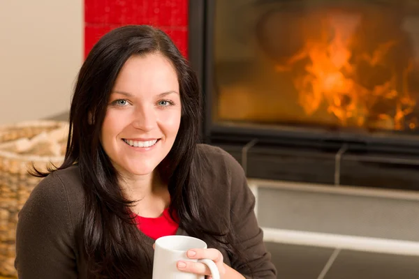 Winter huis open haard vrouw drinken warme koffie — Stockfoto